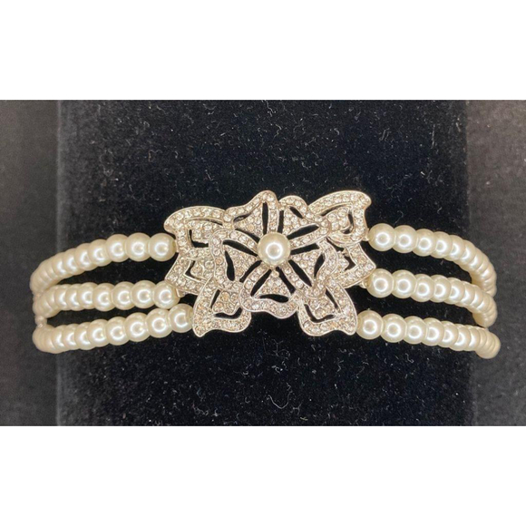 Pearl and rhinestone Flowers bridal jewelry set - Picture 5 of 12